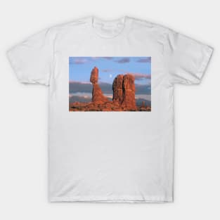 Moon Over Balanced Rock Arches National Park T-Shirt